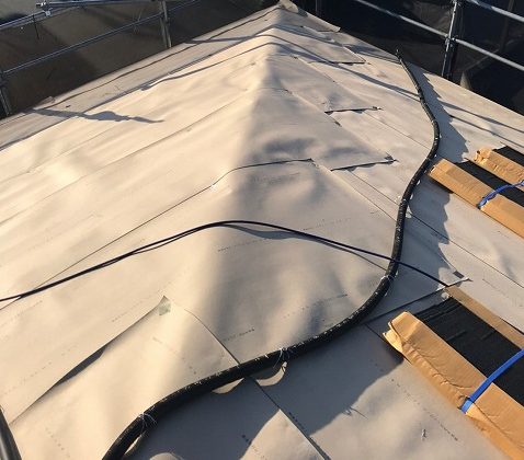 スレート屋根から横暖ルーフを使った屋根カバー工事を行いました！川口市屋根カバー工事　横暖ルーフαｓ　ニチハ　センタールーフ　スレートボロボロ　ガルバリウム鋼板　